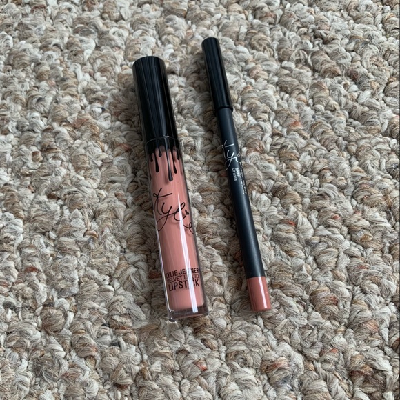 NEW Kylie Cosmetics Bare Velvet Lip Kit - Picture 3 of 4